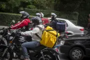 Lula anuncia crédito subsidiado para entregadores comprarem motos