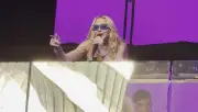Madonna faz show surpresa na Times Square e emociona fãs em Nova York