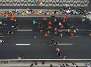 Maratona do Rio movimenta o Galeão com milhares de corredores