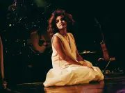 Mari Froes: cantora goiana lota shows na Europa e vem ao Brasil
