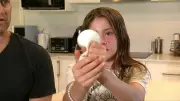 Menina de 10 anos sofre queimaduras no rosto ao fazer desafio com brinquedo squishy