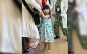 Menina que viveu 7 anos em hospital recebe alta e adaptação surpreende mãe