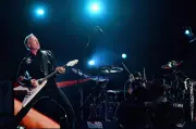 Metallica doa R$ 140 mil a banco de alimentos vazio em cidade