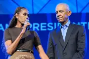 Michelle Obama homenageia mãe com saia personalizada e emociona Barack