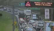 Micro-ônibus perde rodas traseiras e causa lentidão no Anel Viário em Valinhos