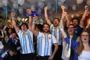 Mooca vira Buenos Aires: torcida argentina em SP e brasileiros convertidos a Messi