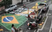 Morador decora rua no Santa Mônica em clima de Copa do Mundo