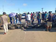 Moradores protestam bloqueando BR-364 após queda de ponte no AC