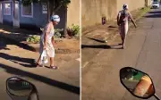 Motociclista ajuda idosa com sacolas e gesto viraliza em Goiás