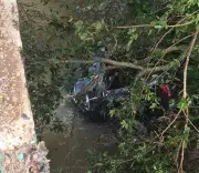 Motorista cai de ponte com caminhonete em Roraima