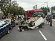 Motorista capota após bater em veículos estacionados em Bauru