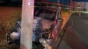 Motorista perde controle, bate em poste e fios caem sobre carro em Uberlândia