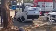 Mulher capota carro ao aprender a dirigir com marido em estacionamento na Serra