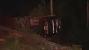 Mulher morre e 12 ficam feridos em tombamento de ônibus na BR-290 no RS