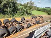 Mulher morre soterrada por carga de caminhão tombado na BR-282 em SC