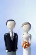 Mulheres mais velhas e independentes: nova realidade nos relacionamentos brasileiros