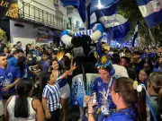 Multidão azul e branca toma ruas de Parintins no Boi de Rua do Caprichoso
