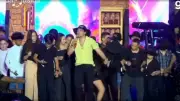 Natanzinho Lima sobe com fãs mirins no palco do São João de Caruaru