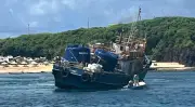 Navio cargueiro atinge naufrágio e inclina no Porto de Noronha
