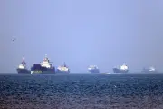 Navios iranianos cruzam Estreito de Ormuz desafiando bloqueio dos EUA