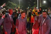 Neymar é o centro das atenções na despedida da seleção antes do embarque para os EUA