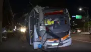 Ônibus perde freio e atinge carros e poste em BH; feridos leves