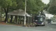 Obra de rodoviária em Cosmópolis atrasa e passageiros enfrentam filas na chuva