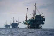 Opep+ aumenta produção de petróleo, mas guerra no Irã limita impacto