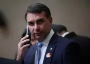 Operação contra Jaques Wagner alivia Flávio Bolsonaro politicamente