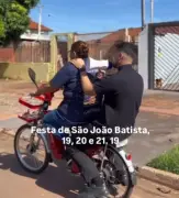 Padre de bicicleta e megafone divulga Festa de São João em Campo Grande