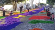 Padre explica a origem dos tapetes de Corpus Christi e a tradição da celebração