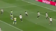 Paquetá brinca após bolada de Bruno Guimarães: 'Para que inimigo?'