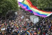 Parada LGBTQIA+ em Paris é adiada devido a onda de calor excepcional