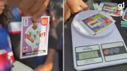 Pesar pacotes para achar figurinhas raras da Copa funciona