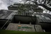 Petrobras anuncia desconto de R$ 0,35 no diesel a partir de segunda
