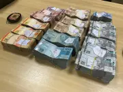 PF apreende R$450 mil escondidos embaixo de sofá no Rio