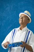 Portela atualiza marca com chapéu panamá em homenagem a Monarco
