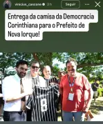 Prefeito de NY ganha camisa do Corinthians após elogiar Sócrates e Democracia Corintiana
