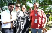 Prefeito de NY recebe camisa do Corinthians após elogiar Sócrates