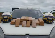 PRF apreende 23 kg de maconha em painel de carro em Cachoeirinha