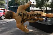 Professores no México derrubam estátuas da Copa em protesto por salários