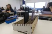 Proibição de celulares nas escolas melhora atenção e notas, aponta estudo de Stanford