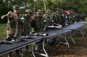 Quase cem guerrilheiros entregam armas na Colômbia após acordo
