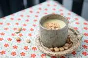Quentão de chocolate branco com paçoca: receita junina cremosa