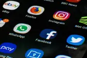 Redes sociais e vídeos superam mídia tradicional como fonte de informação em 2026