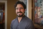 Renato Góes surge como Heitor em 'Quem ama cuida' e forma triângulo amoroso