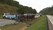 Rodovia Dom Pedro I interditada para remoção de carreta com 40 mil litros de óleo