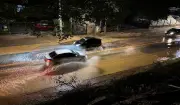 Rompimento de adutora alaga rodovia em Valinhos; trânsito é afetado