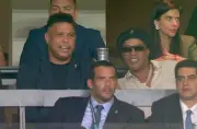 Ronaldo e Ronaldinho assistem Brasil x Haiti e web reage