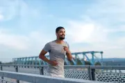 Rucking: a nova trend fitness que mistura caminhada com peso